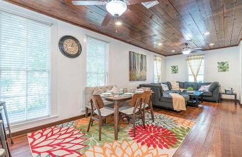 Mahncke Park Casa | Free parking, Walk to Botanical Garden, PS4, Grill, Private fenced backyard, Pets allowed