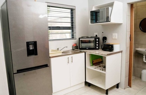 Port Elizabeth Apartamento | Free Parking, WIFI, Barbecue, Full Kitchen, Garden, Private Bathroom, Cozy