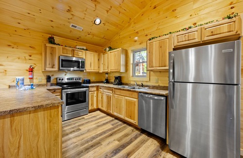 Pigeon Forge Cabina | Free Tickets | We love Dogs! Hot Tub, Pool Table, Media Room, Easy Access,