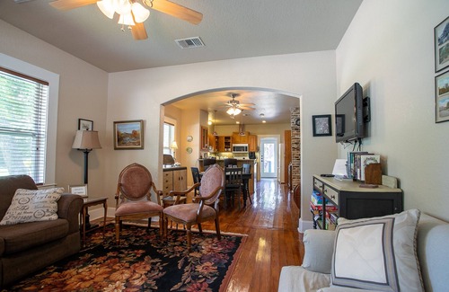 New Braunfels Casa | Flota el río Comal, la mejor ubicación para el río y la ciudad, tubos gratis