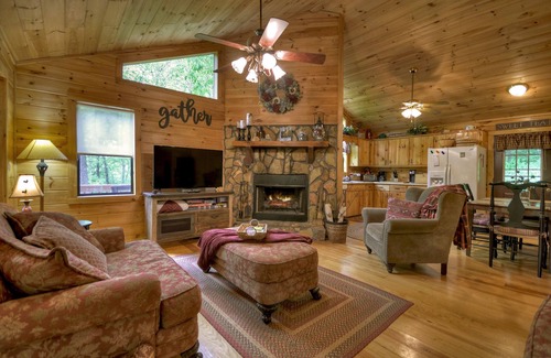 Epworth Cabina | *Free Whitewater Rafting & Ziplining* Enjoy Fightingtown Creek access in this spectacular cabin