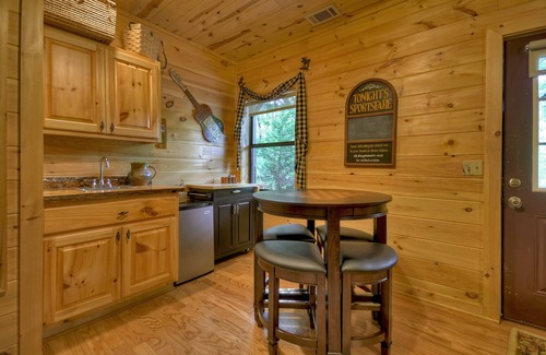Epworth Cabina | *Free Whitewater Rafting & Ziplining* Enjoy Fightingtown Creek access in this spectacular cabin