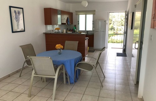 Limassol Apartamento | WIFI gratuito Apartamento de lujo de 2 dormitorios frente a St Raphael Marina a 2 minutos de la playa