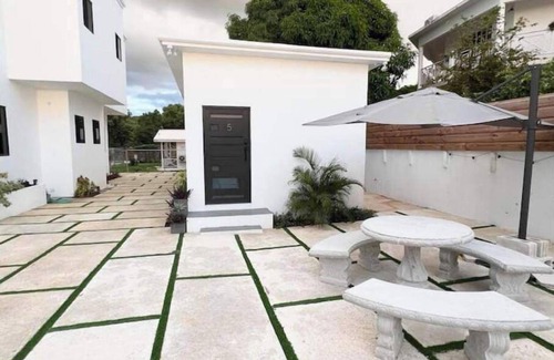 Whitehouse Apartamento | FREE WIFI & Steps from the beach, Room 5 @ Happy Life Villas