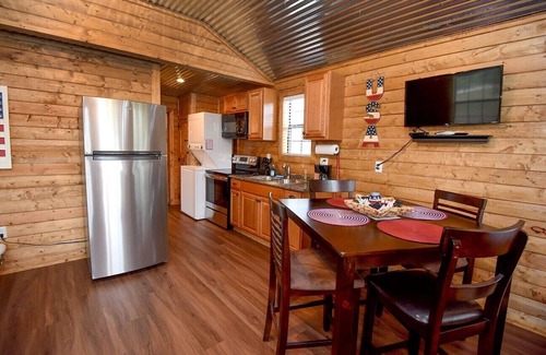 Utopia Cabina | Freedom River Cabin-Premium-Cabaña de madera-Baño en la habitacion-Vista al rio