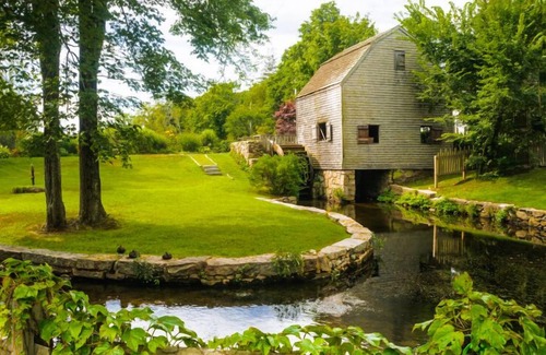 Sandwich Cabaña | Freestanding antique cottage on Main Street in Sandwich's historic village!