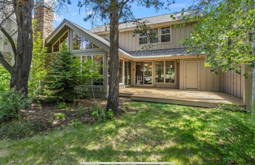 Sunriver Casa | Fremont Crossing 4Bdrms, 2 masters, one on main, HotTub, Sleeps 12, SHARC passes