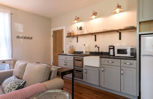 Belmont Apartamento | French Cottage Apt | Luxury Extended Stay in Downtown Belmont
