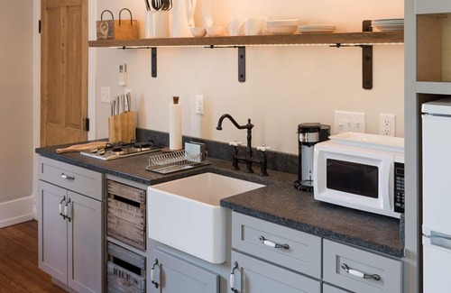 Belmont Apartamento | French Cottage Apt | Luxury Extended Stay in Downtown Belmont