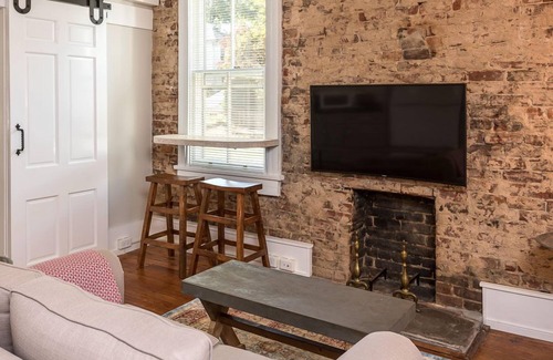 Belmont Apartamento | French Cottage Apt | Luxury Extended Stay in Downtown Belmont