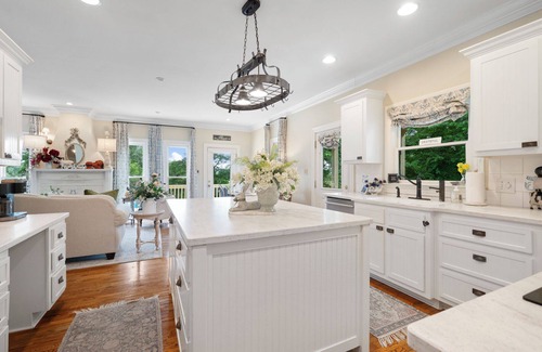 Leipers Fork Casa | French Farmhouse-Leipers Fork- Countryside -Views!