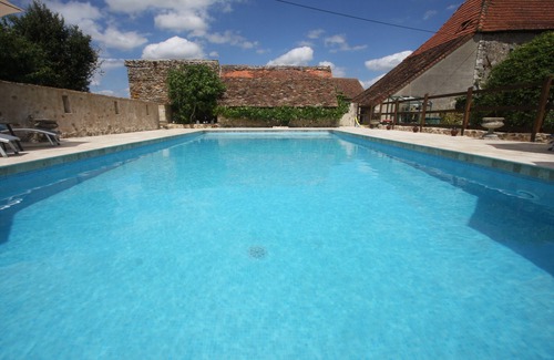 Brigueil-le-Chantre Casa | French Holiday Chateau con piscina de lujo situado en Rural Beauty & Tranquility