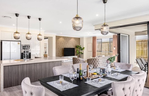 Rochedale South Casa | French Royal Experience 5B3B Grand House 3Parking