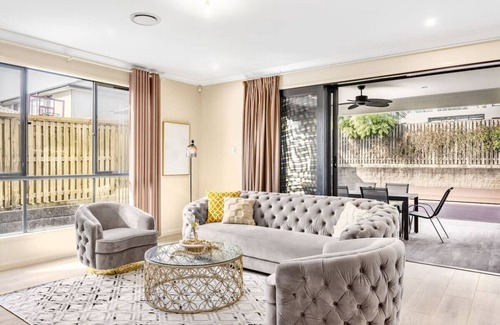 Rochedale South Casa | French Royal Experience 5B3B Grand House 3Parking