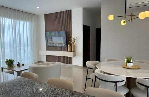 Zona Dorada Apartamento | Frente a la Marina vista al Mar