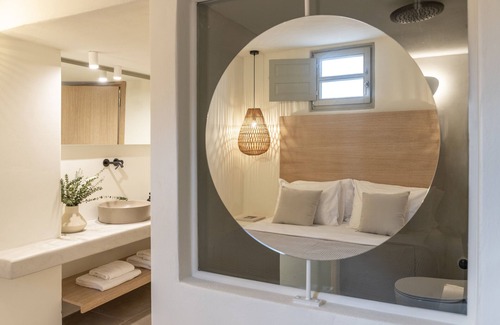 Vothon Casa | Frescoes Luxury Suites