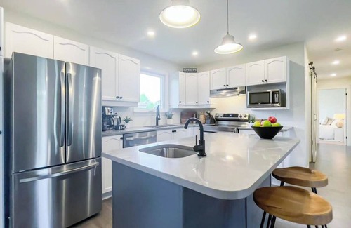 Ontario Casa | Fresh air and bright spaces - King bed!