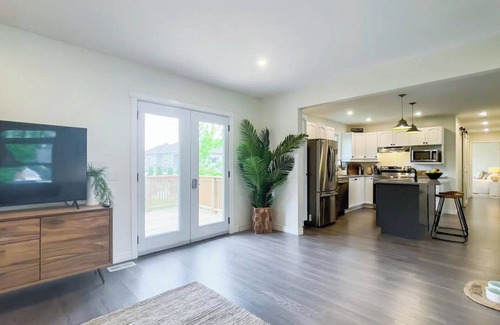 Ontario Casa | Fresh air and bright spaces - King bed!