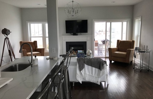 Westbrook Center Casa | Fresh, Airy Townhome next to Pilot's Point Marina with Long Island Sound Views