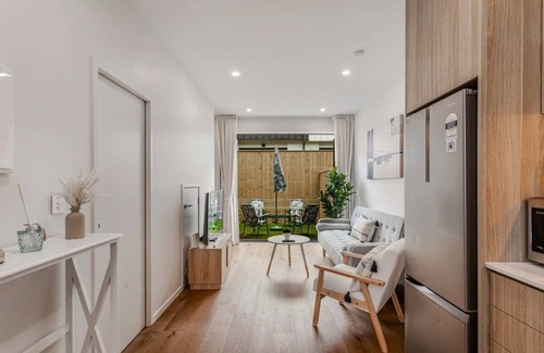 Grey Lynn Apartamento | Fresh & sleek Grey Lynn unit with private patio