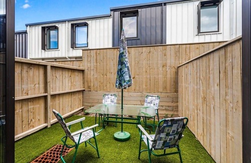 Grey Lynn Apartamento | Fresh & sleek Grey Lynn unit with private patio