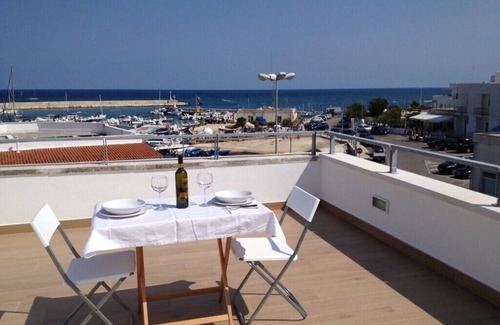 Marina di Ostuni Apartamento | Renov fresca. Ático, vistas al mar, justo en el puerto pesquero, a 50 m del mar