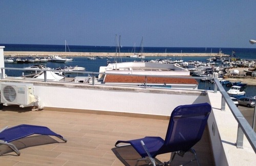 Marina di Ostuni Apartamento | Renov fresca. Ático, vistas al mar, justo en el puerto pesquero, a 50 m del mar