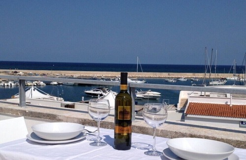 Marina di Ostuni Apartamento | Renov fresca. Ático, vistas al mar, justo en el puerto pesquero, a 50 m del mar