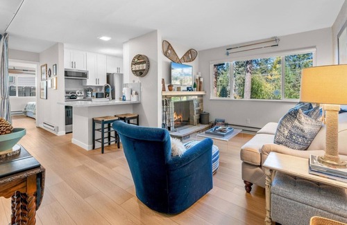 Carnelian Bay Condominio | Freshly Listed! Remodeled Condo a "Stone's Throw" to Beach & Close to Resorts
