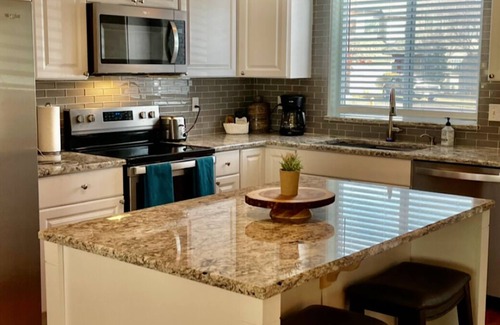 Redmond Casa | Freshly remodeled and updated dog friendly get-away w/Private Hot Tub and view!