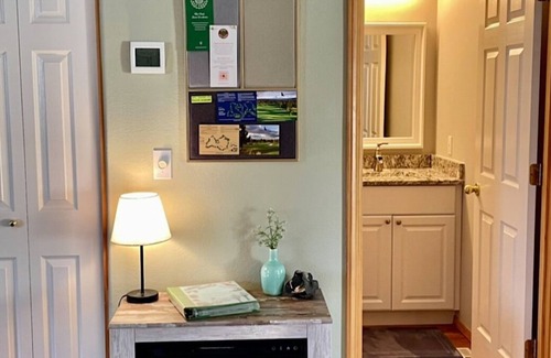 Redmond Casa | Freshly remodeled and updated dog friendly get-away w/Private Hot Tub and view!