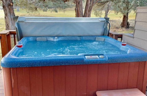 Redmond Casa | Freshly remodeled and updated dog friendly get-away w/Private Hot Tub and view!