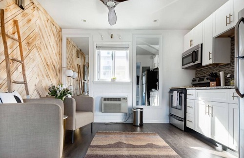 Melrose Condominio | Freshly Renovated Artist Condo and Pool Minutes to Downtown