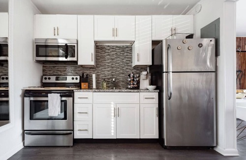 Melrose Condominio | Freshly Renovated Artist Condo and Pool Minutes to Downtown
