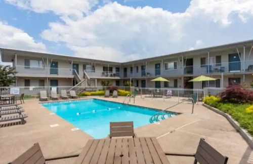 Melrose Condominio | Freshly Renovated Artist Condo and Pool Minutes to Downtown
