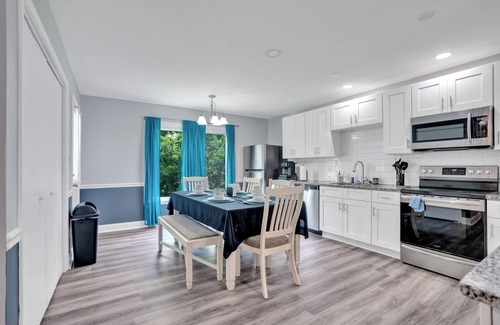 Clarksville Casa | 🏡 Freshly Updated 4BR/2BA Home | 🖌️ New Paint + 🌬️ Dehumidifier 🛏️ Bedrooms w/ TVs & Ceiling Fans | 🍳 Full Kitchen 🛋️ Spacious Living Room | 🧺 Washer/Dryer 🌳 Deck & Yard | 📍 Close to Ft. Campbell, Casino, ✨ Clean & comfy stay!