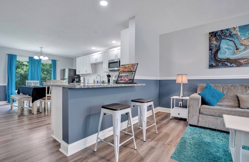 Clarksville Casa | 🏡 Freshly Updated 4BR/2BA Home | 🖌️ New Paint + 🌬️ Dehumidifier 🛏️ Bedrooms w/ TVs & Ceiling Fans | 🍳 Full Kitchen 🛋️ Spacious Living Room | 🧺 Washer/Dryer 🌳 Deck & Yard | 📍 Close to Ft. Campbell, Casino, ✨ Clean & comfy stay!