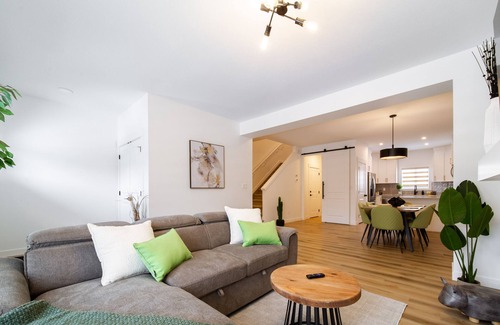 West Edmonton Casa | FreshModernCozyQuietRetreat | WEM | Garage | KingBed