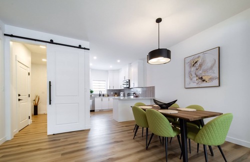 West Edmonton Casa | FreshModernCozyQuietRetreat | WEM | Garage | KingBed