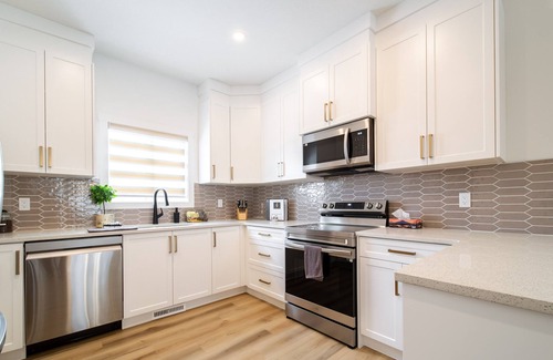 West Edmonton Casa | FreshModernCozyQuietRetreat | WEM | Garage | KingBed