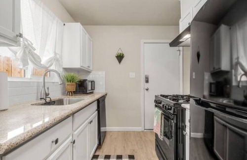 Raisin Apartamento | Fresno Apt | Parking | 1/1 |Near Gazebo Gardens