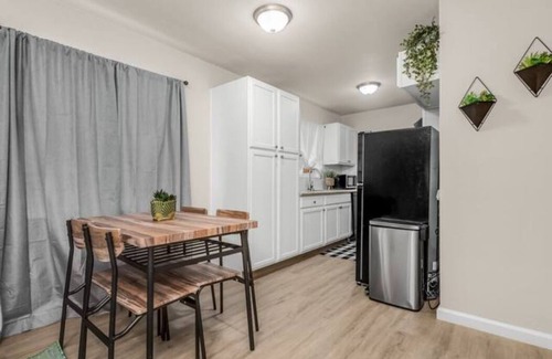 Raisin Apartamento | Fresno Apt | Parking | 1/1 |Near Gazebo Gardens