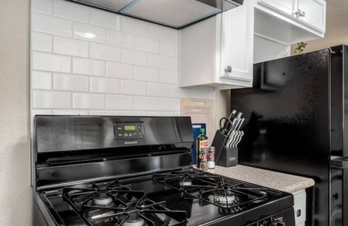 Raisin Apartamento | Fresno Apt | Parking | 1/1 |Near Gazebo Gardens