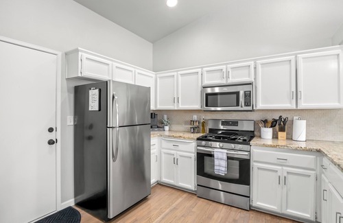 Sierra Sky Park Casa | Fresno Home - Pool - 4:2 - Near Fig Garden Loop!