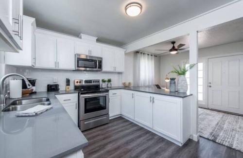 Fresno Casa | Fresno House|2/1:Large Backyard|1/2 mile to 99Hwy!
