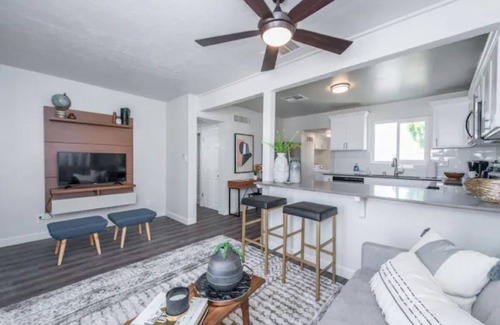 Fresno Casa | Fresno House|2/1:Large Backyard|1/2 mile to 99Hwy!