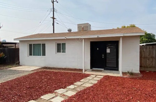 Fresno Casa | Fresno House|2/1:Large Backyard|1/2 mile to 99Hwy!