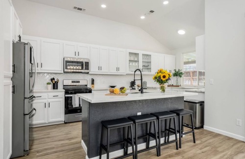 Fresno Casa | Fresno House , Pool , BBQ , Firepit , Garage , 3BD/2BTH