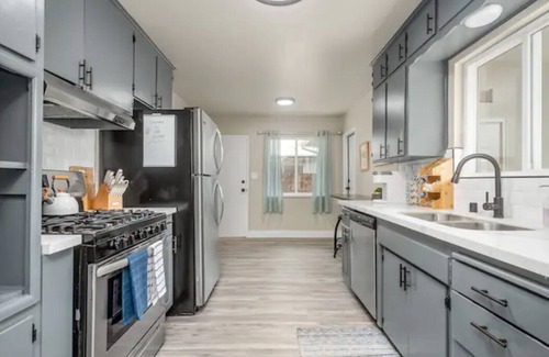 Raisin Casa | Fresno House | Pool | Fire Pit | Garage | 3/2:Wow!