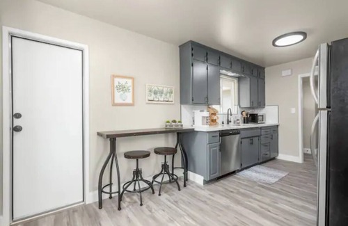 Raisin Casa | Fresno House | Pool | Fire Pit | Garage | 3/2:Wow!